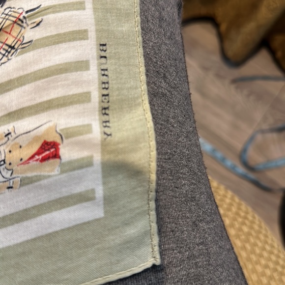 FREE Burberry scarf with a $400bundle. used1x then dry cleaned. 9/10. - Picture 10 of 10